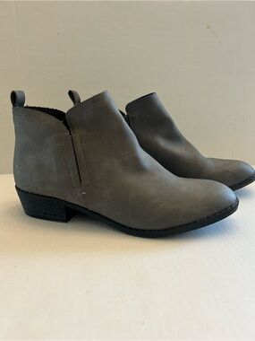 Sun + Stone Cadee Grey Gray Faux Leather Chelsea Ankle Booties Boots Size 9